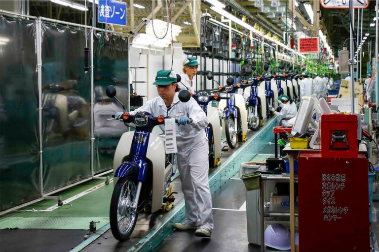 la moto la plus vendue de l’histoire s’appelle honda super cub, et son record écrase même celui des voitures les plus célèbres
