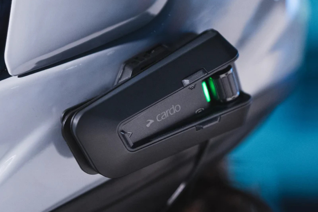 le cardo packtalk pro duo débarque pour les motards qui ne roulent jamais seuls deux intercoms haut de gamme, sécurité renforcée et un tarif plus malin que deux unités séparées 1