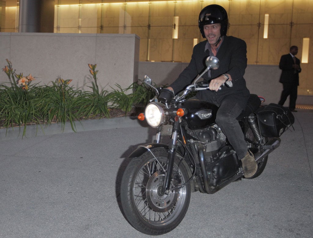 le dr house était vraiment motard dans la vie hugh laurie allait au travail en honda repsol et cachait plusieurs triumph hors de prix dans son garage 1