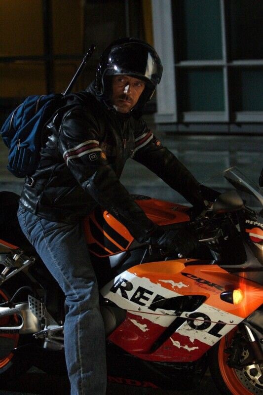 le dr house était vraiment motard dans la vie hugh laurie allait au travail en honda repsol et cachait plusieurs triumph hors de prix dans son garage 2
