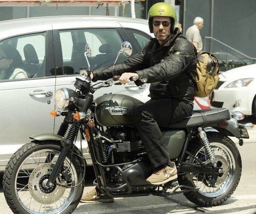 le dr house était vraiment motard dans la vie hugh laurie allait au travail en honda repsol et cachait plusieurs triumph hors de prix dans son garage 3