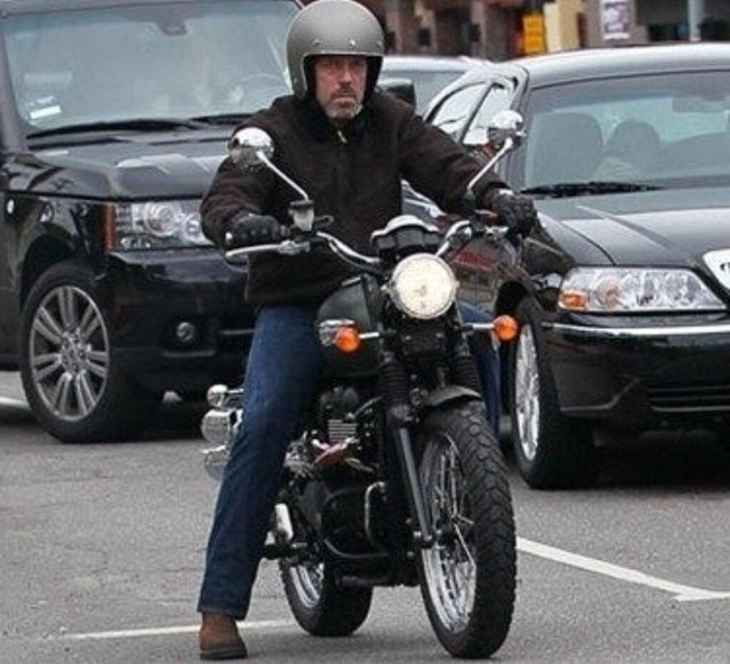 le dr house était vraiment motard dans la vie hugh laurie allait au travail en honda repsol et cachait plusieurs triumph hors de prix dans son garage 4