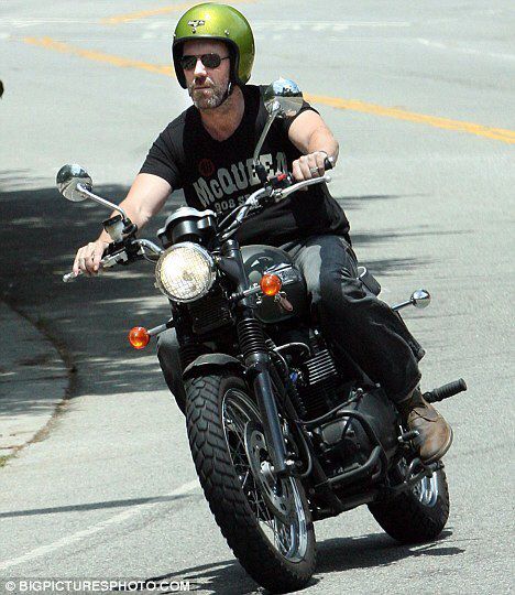 le dr house était vraiment motard dans la vie hugh laurie allait au travail en honda repsol et cachait plusieurs triumph hors de prix dans son garage 6