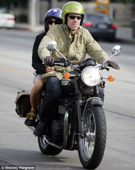 le dr house était vraiment motard dans la vie hugh laurie allait au travail en honda repsol et cachait plusieurs triumph hors de prix dans son garage 7