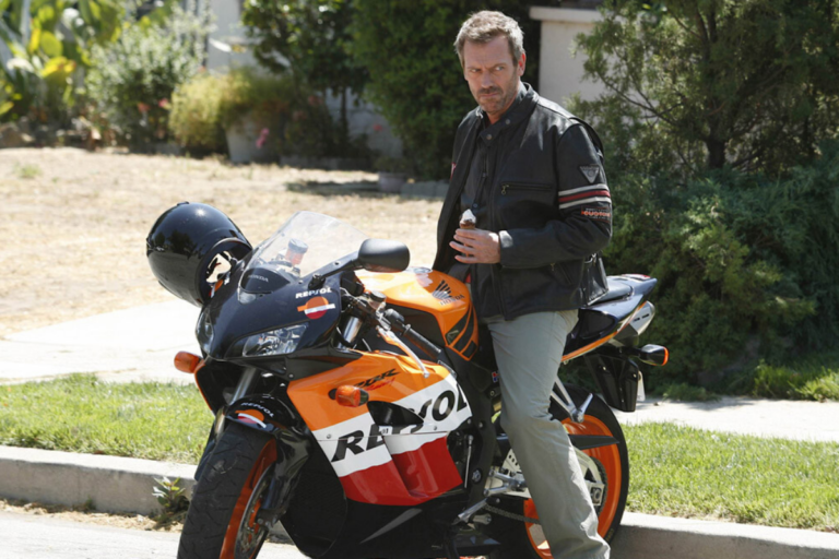 le dr house était vraiment motard dans la vie hugh laurie allait au travail en honda repsol et cachait plusieurs triumph hors de prix dans son garage