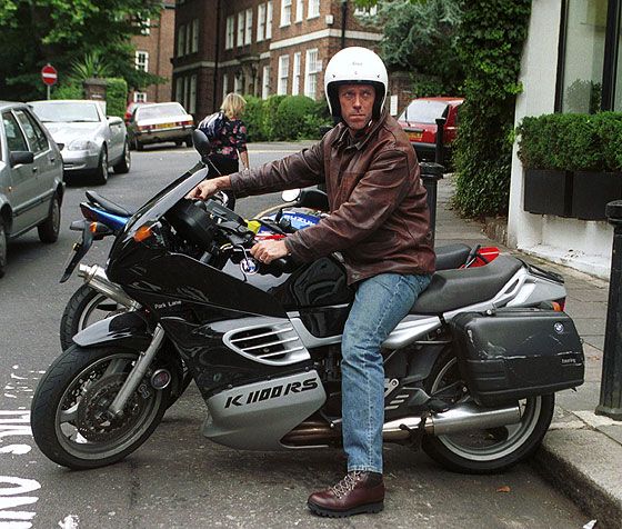 le dr house était vraiment motard dans la vie hugh laurie allait au travail en honda repsol et cachait plusieurs triumph hors de prix dans son garage 8