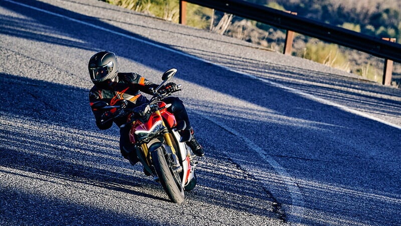 les motards ont oublié leur meilleur allié pourquoi le frein arrière reste plus puissant que tout l’abs et l’électronique réunis 1