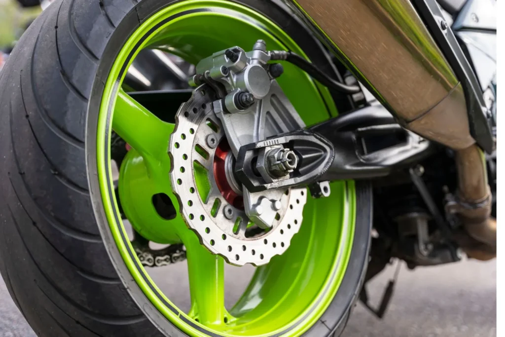 les motards ont oublié leur meilleur allié pourquoi le frein arrière reste plus puissant que tout l’abs et l’électronique réunis 3