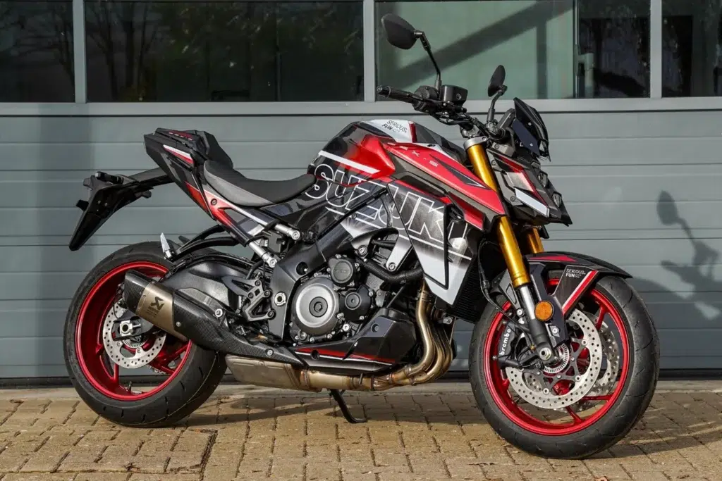 suzuki offre un relooking 2026 à deux de ses roadsters les plus populaires les gsx s1000 et gsx 8s gagnent des kits déco qui changent vraiment leur présence sur route 1