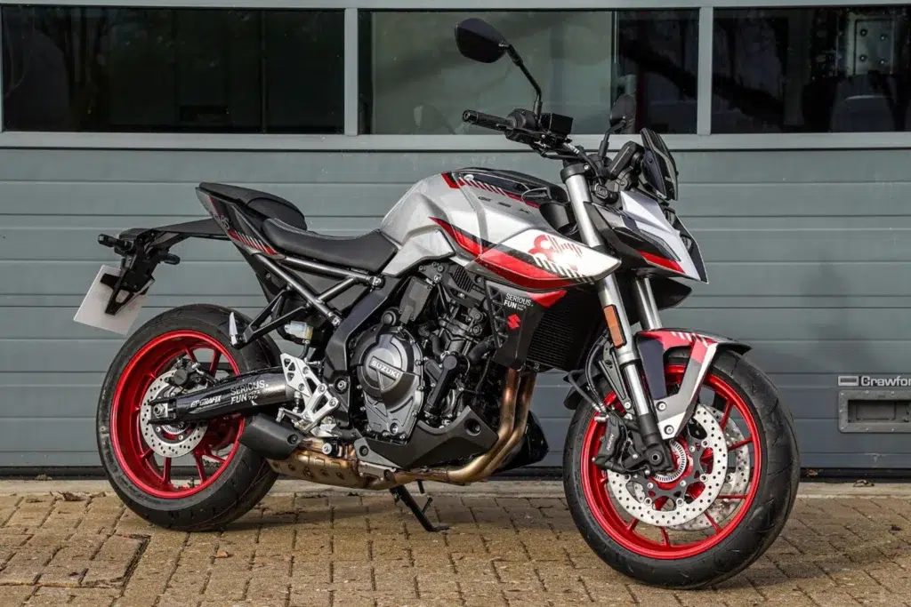 suzuki offre un relooking 2026 à deux de ses roadsters les plus populaires les gsx s1000 et gsx 8s gagnent des kits déco qui changent vraiment leur présence sur route 2