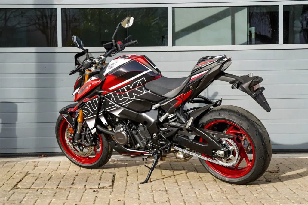 suzuki offre un relooking 2026 à deux de ses roadsters les plus populaires les gsx s1000 et gsx 8s gagnent des kits déco qui changent vraiment leur présence sur route 3