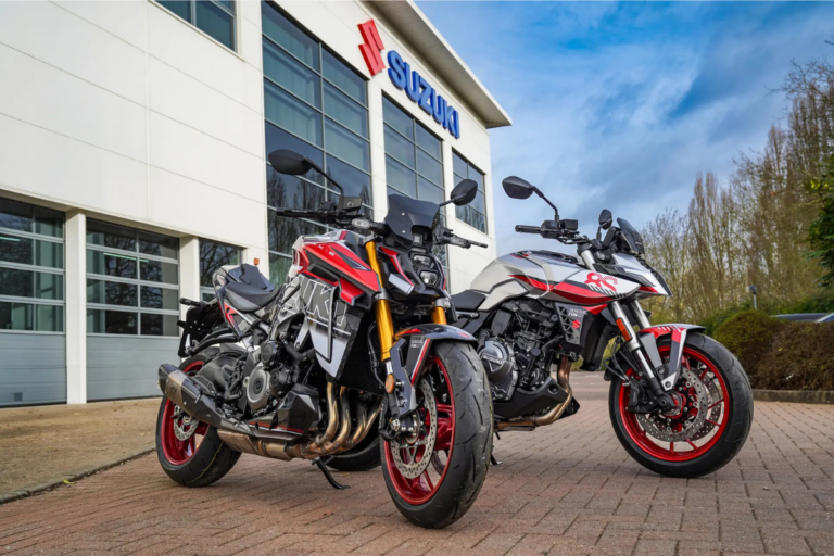 suzuki offre un relooking 2026 à deux de ses roadsters les plus populaires les gsx s1000 et gsx 8s gagnent des kits déco qui changent vraiment leur présence sur route