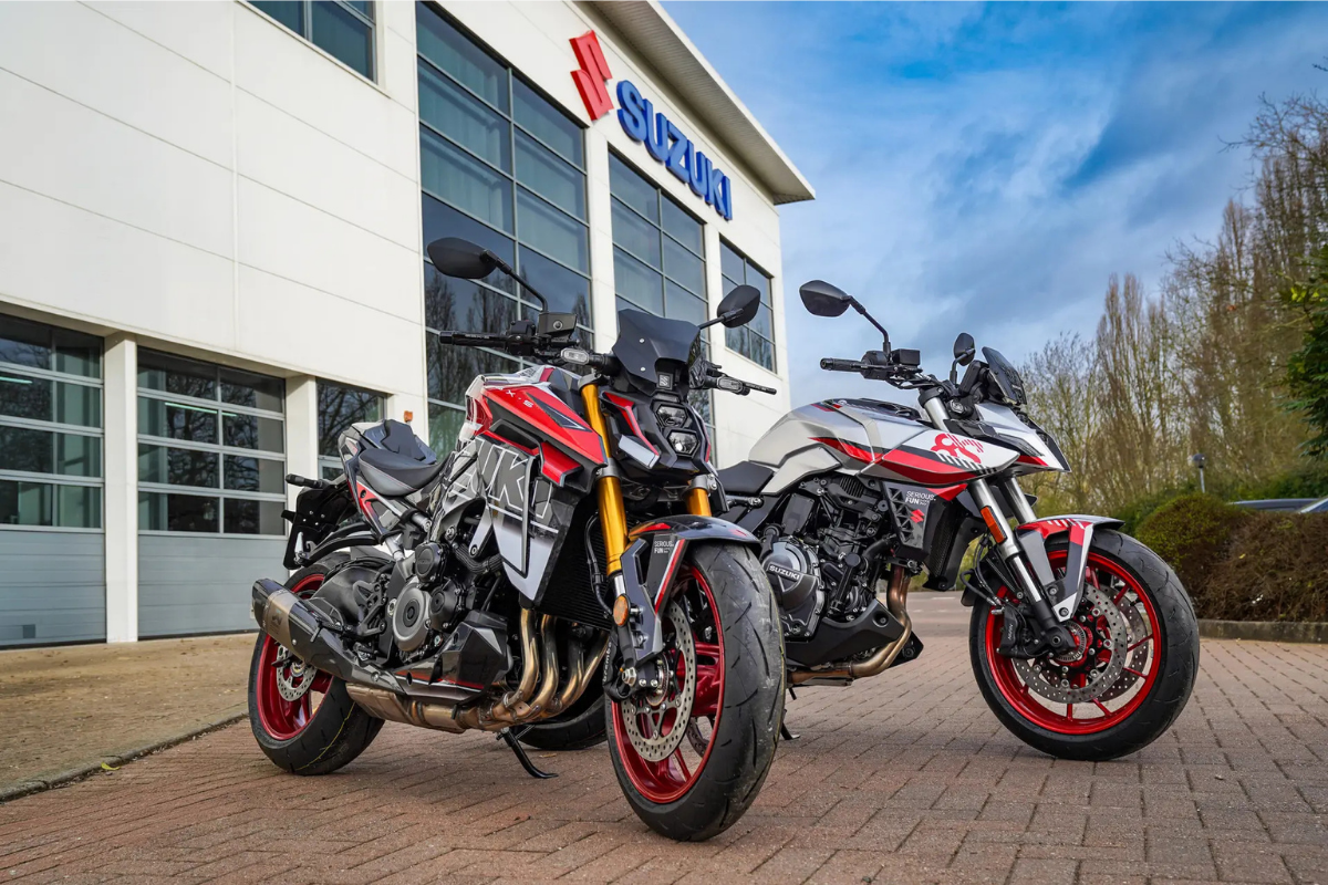 suzuki offre un relooking 2026 à deux de ses roadsters les plus populaires les gsx s1000 et gsx 8s gagnent des kits déco qui changent vraiment leur présence sur route
