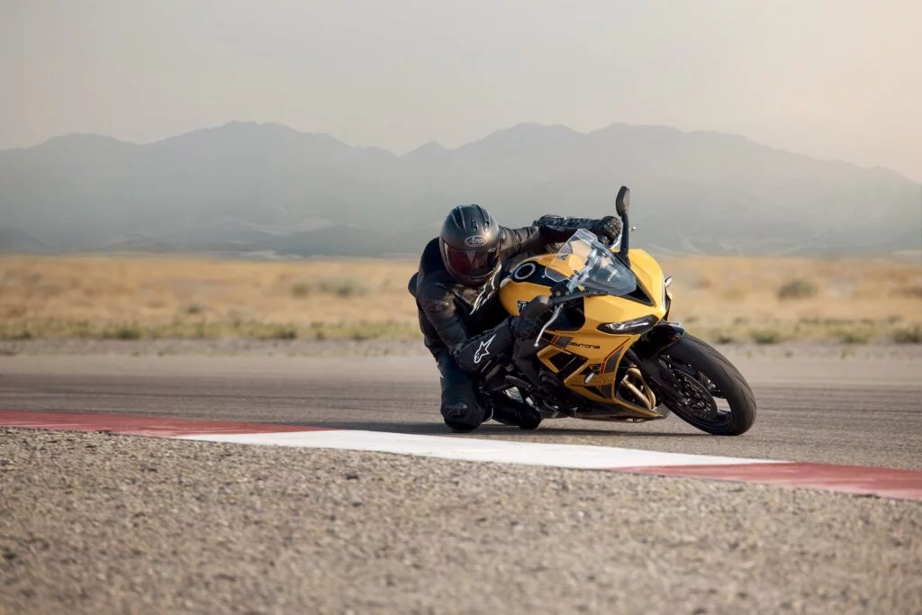 triumph met à jour sa daytona 660 pour 2026 avec un package plus sérieux sur route comme sur piste, sans toucher à son triple de 94 ch qui a déjà conquis les motards 11