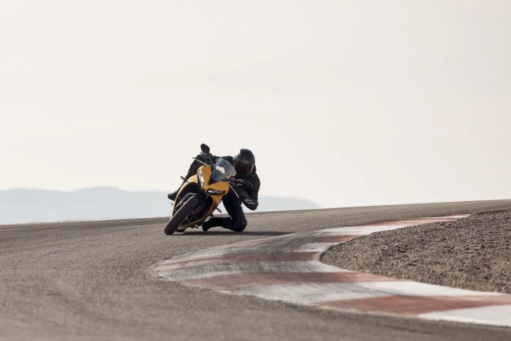 triumph met à jour sa daytona 660 pour 2026 avec un package plus sérieux sur route comme sur piste, sans toucher à son triple de 94 ch qui a déjà conquis les motards 13