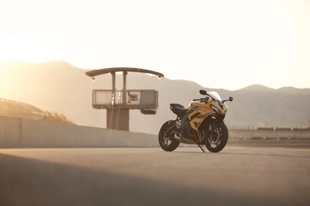 triumph met à jour sa daytona 660 pour 2026 avec un package plus sérieux sur route comme sur piste, sans toucher à son triple de 94 ch qui a déjà conquis les motards 14