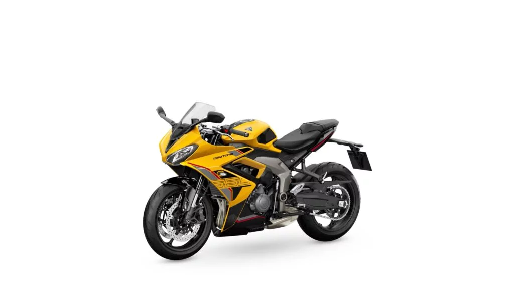 triumph met à jour sa daytona 660 pour 2026 avec un package plus sérieux sur route comme sur piste, sans toucher à son triple de 94 ch qui a déjà conquis les motards 2
