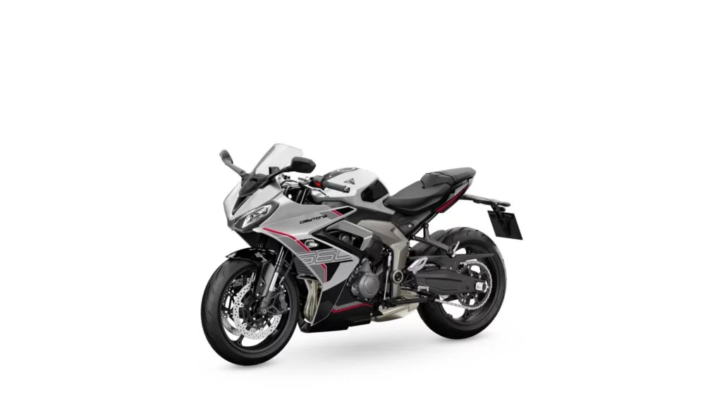 triumph met à jour sa daytona 660 pour 2026 avec un package plus sérieux sur route comme sur piste, sans toucher à son triple de 94 ch qui a déjà conquis les motards 3