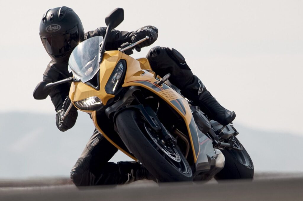 triumph met à jour sa daytona 660 pour 2026 avec un package plus sérieux sur route comme sur piste, sans toucher à son triple de 94 ch qui a déjà conquis les motards 4