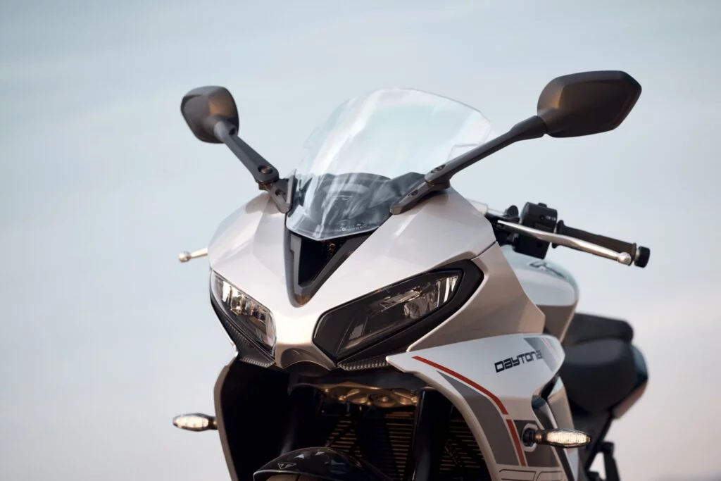 triumph met à jour sa daytona 660 pour 2026 avec un package plus sérieux sur route comme sur piste, sans toucher à son triple de 94 ch qui a déjà conquis les motards 7