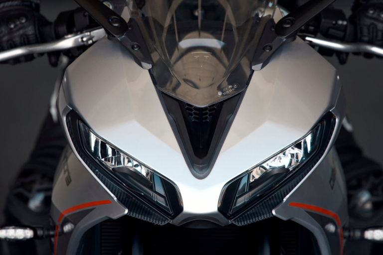 triumph met à jour sa daytona 660 pour 2026 avec un package plus sérieux sur route comme sur piste, sans toucher à son triple de 94 ch qui a déjà conquis les motards