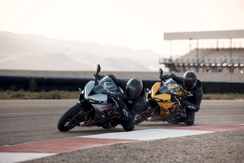 triumph met à jour sa daytona 660 pour 2026 avec un package plus sérieux sur route comme sur piste, sans toucher à son triple de 94 ch qui a déjà conquis les motards 9