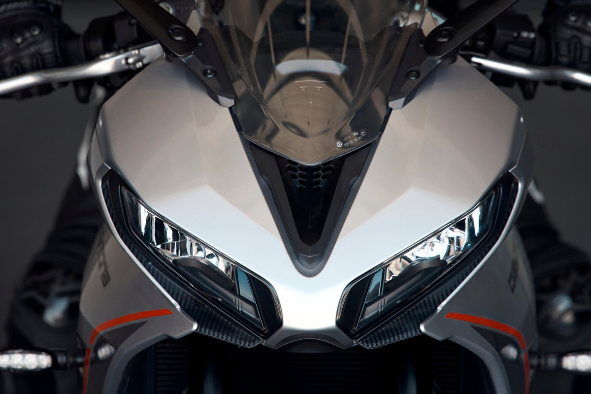 triumph met à jour sa daytona 660 pour 2026 avec un package plus sérieux sur route comme sur piste, sans toucher à son triple de 94 ch qui a déjà conquis les motards
