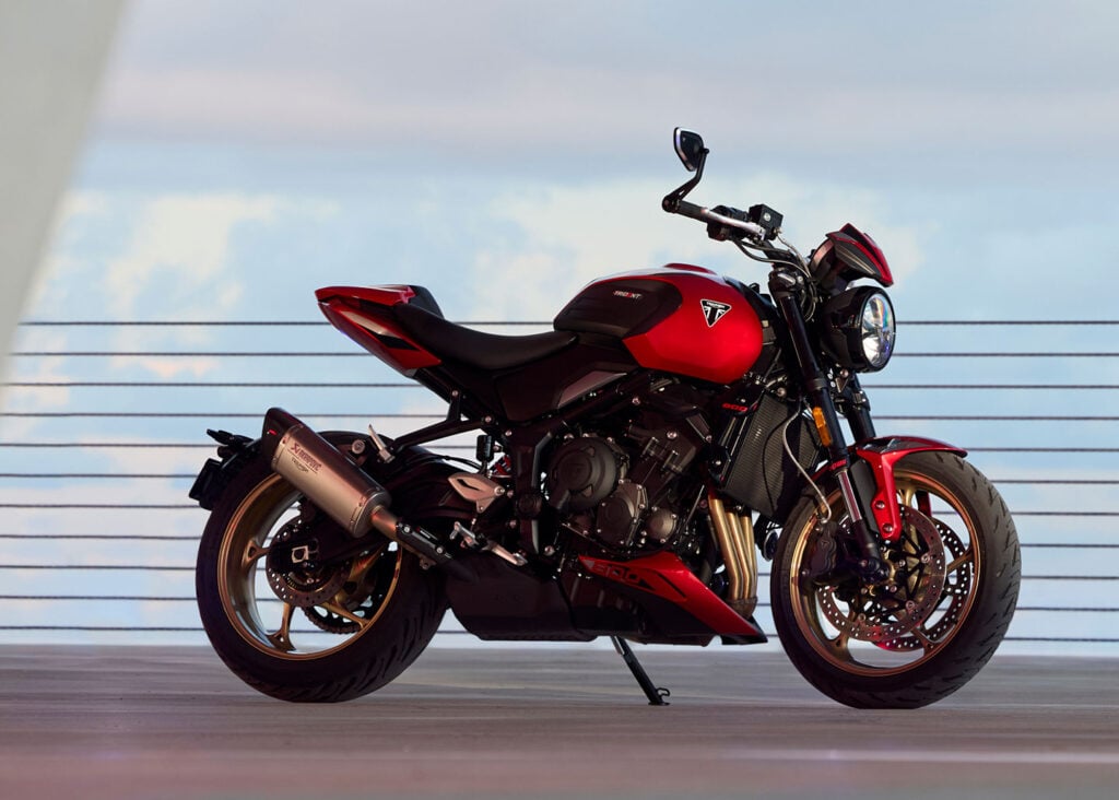 triumph sort l’artillerie lourde trident 800, trident 660, street triple rx et moto2 edition débarquent en concession le 14 mars pour bousculer tous les roadsters 3