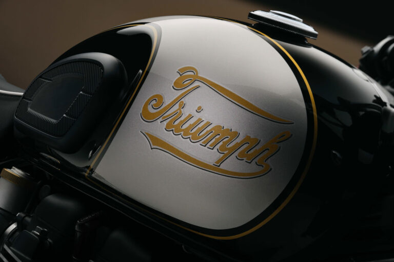 triumph sort l’artillerie lourde trident 800, trident 660, street triple rx et moto2 edition débarquent en concession le 14 mars pour bousculer tous les roadsters