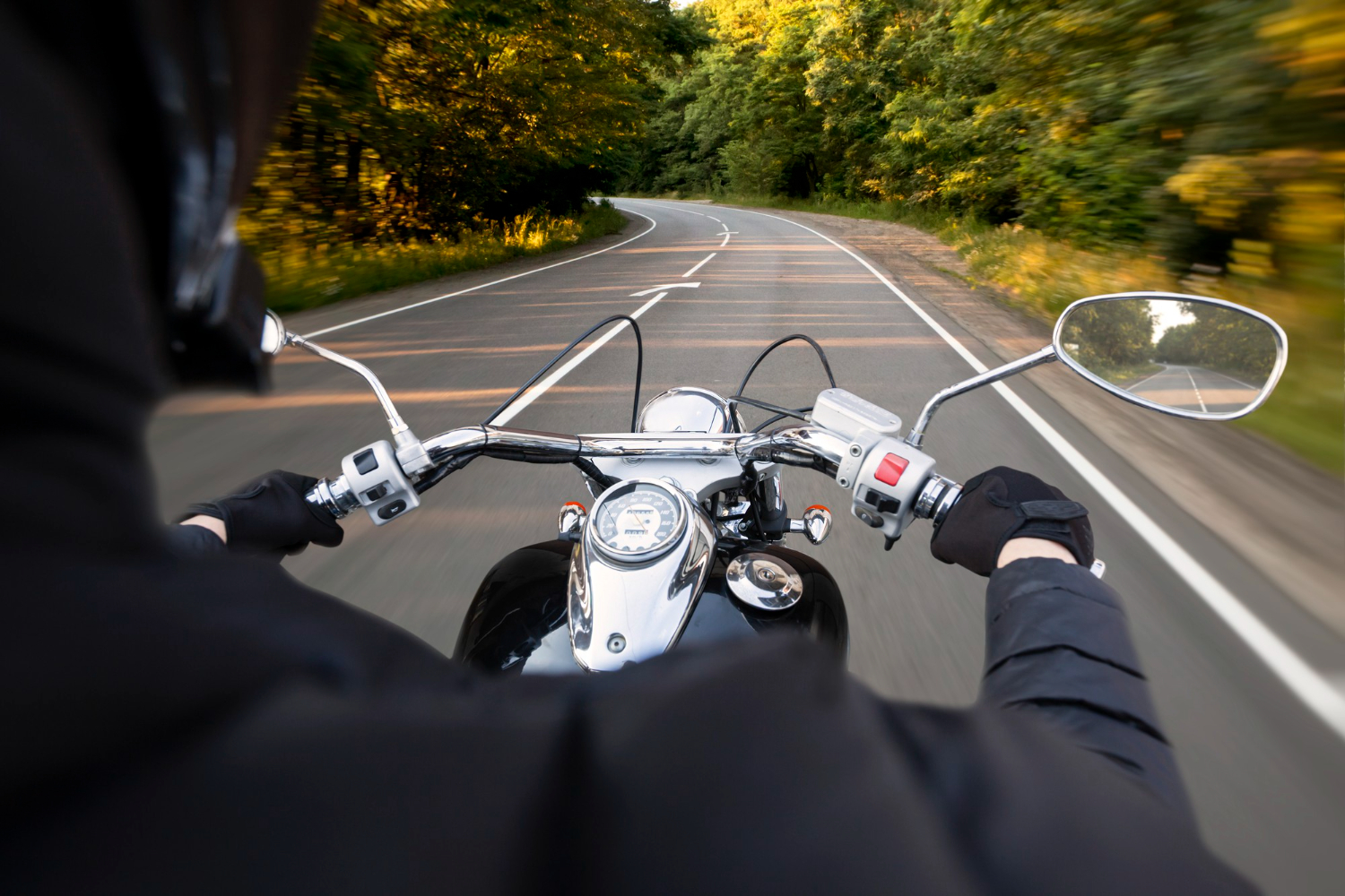 trop de motards pensent encore en 2026 que les douleurs dans les mains viennent de la moto le vrai problème est souvent l’angle du poignet
