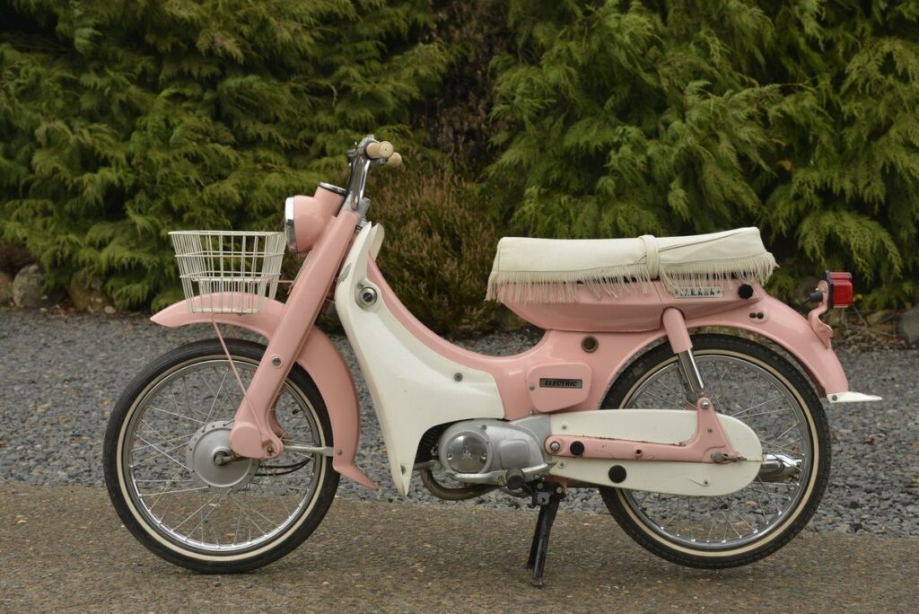 yamaha a tenté de vendre une moto “réservée aux femmes”, puis un scooter “pensé pour les hommes” deux idées très datées qui racontent une époque complètement folle 1