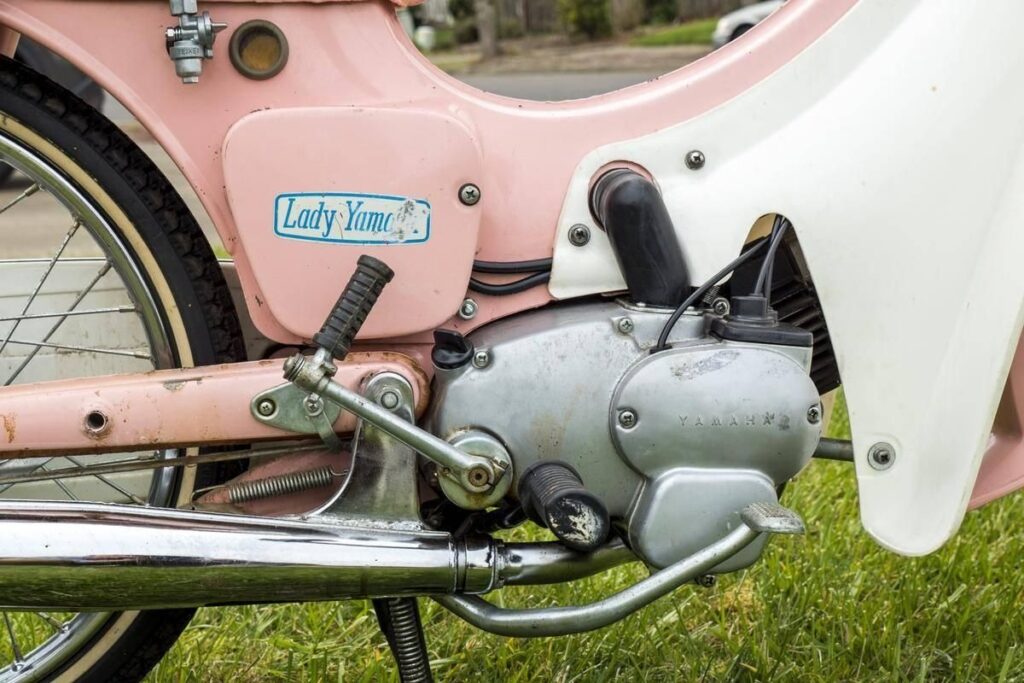 yamaha a tenté de vendre une moto “réservée aux femmes”, puis un scooter “pensé pour les hommes” deux idées très datées qui racontent une époque complètement folle 2