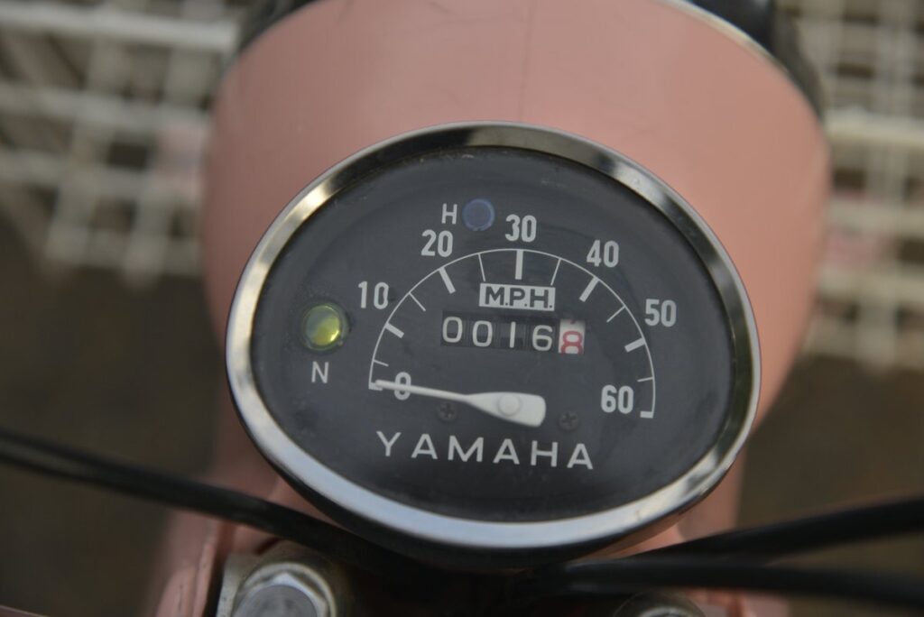 yamaha a tenté de vendre une moto “réservée aux femmes”, puis un scooter “pensé pour les hommes” deux idées très datées qui racontent une époque complètement folle 3