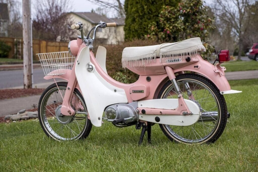 yamaha a tenté de vendre une moto “réservée aux femmes”, puis un scooter “pensé pour les hommes” deux idées très datées qui racontent une époque complètement folle 4