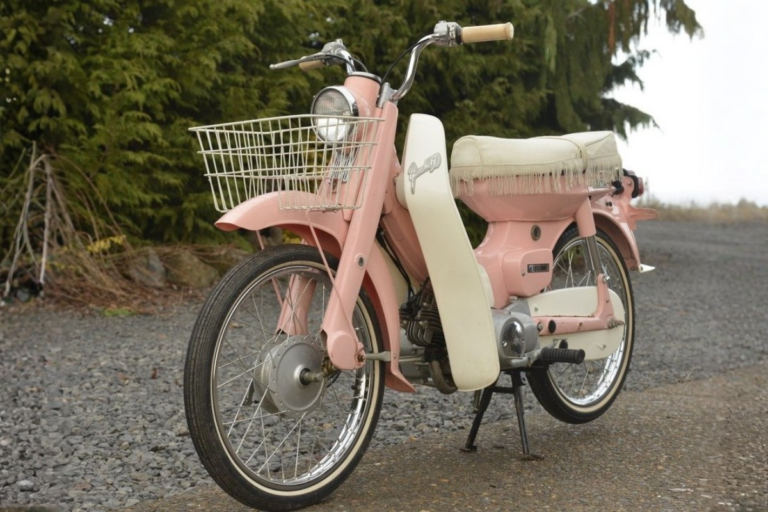 yamaha a tenté de vendre une moto “réservée aux femmes”, puis un scooter “pensé pour les hommes” deux idées très datées qui racontent une époque complètement folle