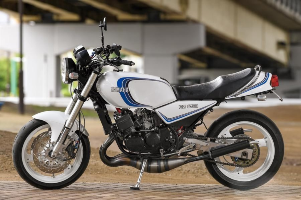 yamaha vient de ruiner le business des spéculateurs de pièces rz250 en remettant en production les carrosseries introuvables de ce deux temps mythique 1