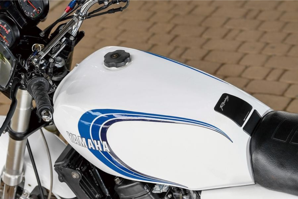 yamaha vient de ruiner le business des spéculateurs de pièces rz250 en remettant en production les carrosseries introuvables de ce deux temps mythique 2