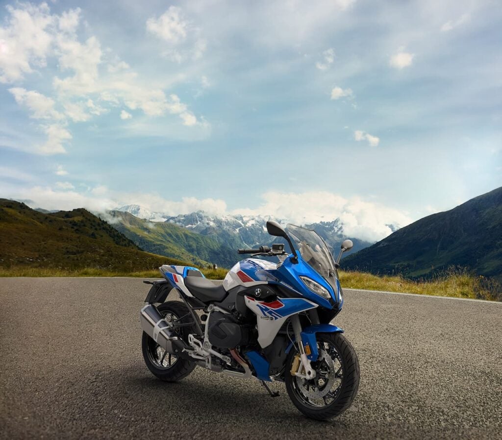 BMW fête les 50 ans de la famille RS, mais derrière cet anniversaire se cache surtout l’histoire d’une lignée qui a changé à jamais l’idée même de la moto sport-GT