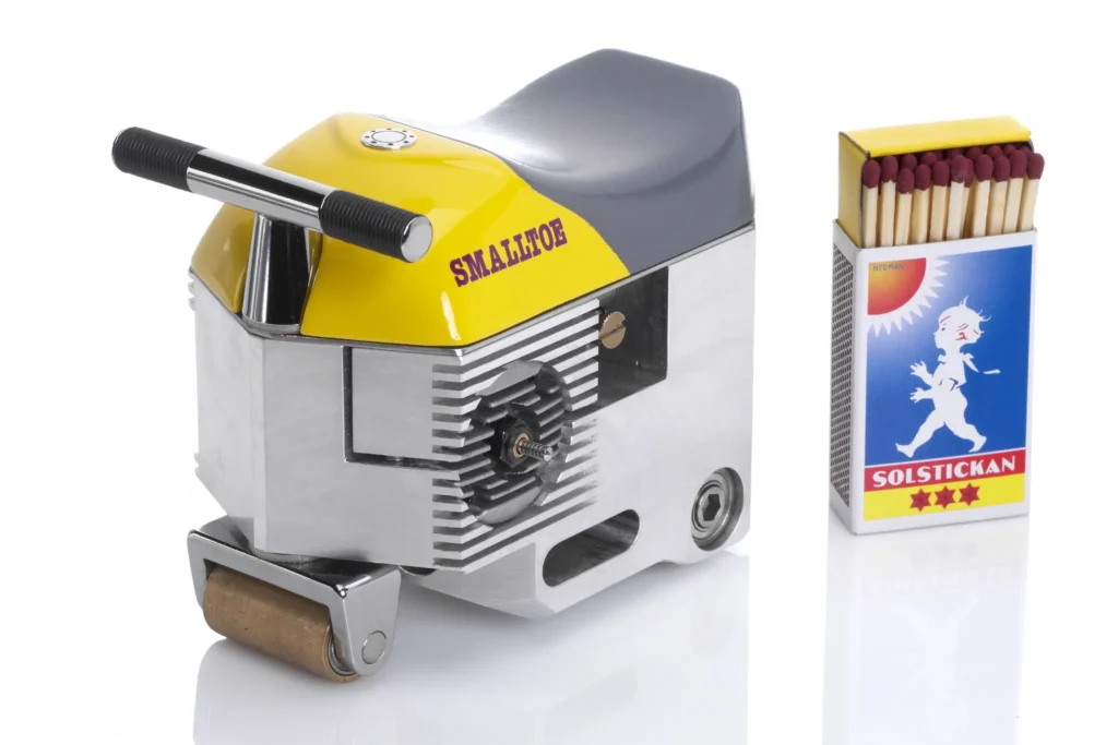 gros plan sur le moteur minuscule de la Smalltoe, comparable à la taille d'une main, détails mécaniques visibles