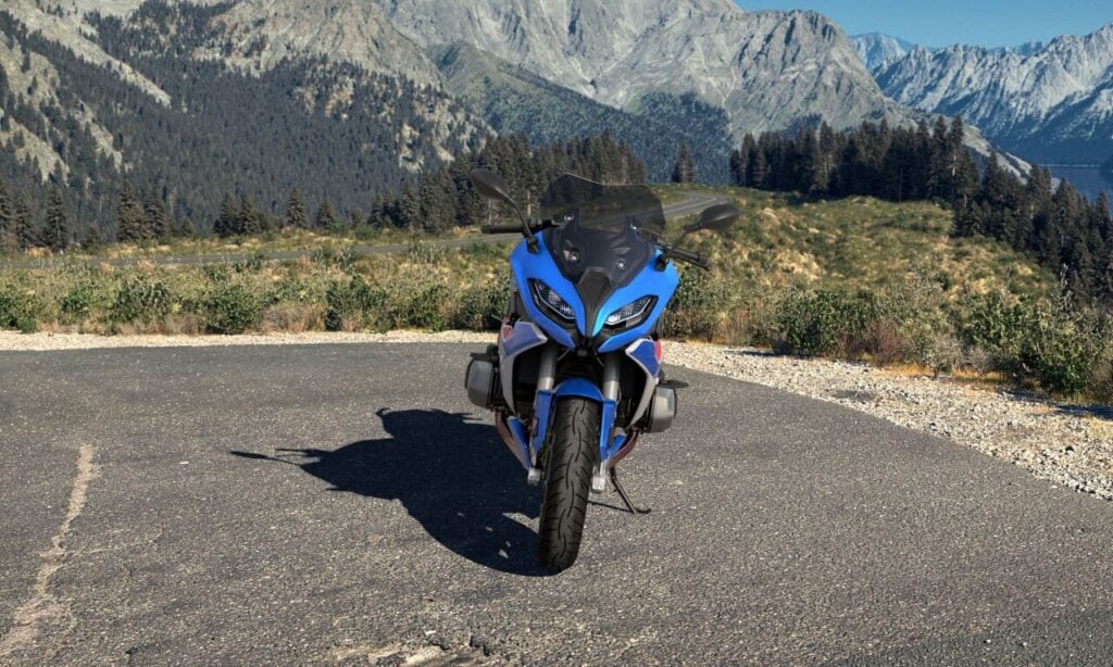 BMW fête les 50 ans de la famille RS, mais derrière cet anniversaire se cache surtout l’histoire d’une lignée qui a changé à jamais l’idée même de la moto sport-GT