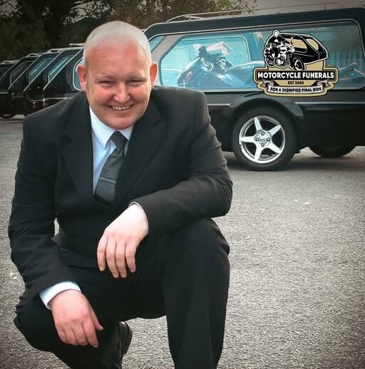 photo de Paul Sinclair en tenue de pasteur à côté de son corbillard Hayabusa, ou portrait de Marian Sinclair reprenant l'entreprise