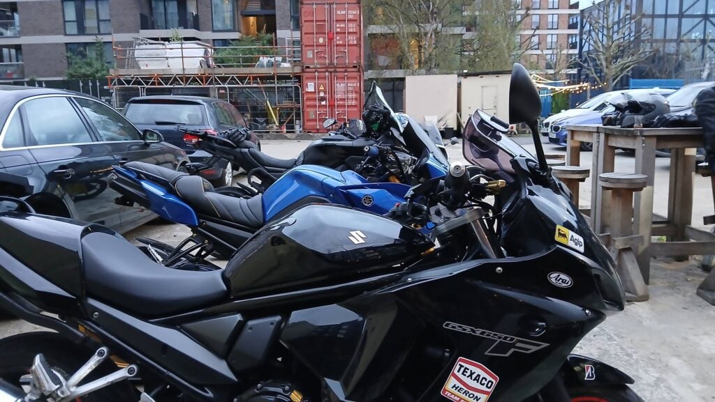 Des motards londoniens ont évité une augmentation de parking de 16 000 € par an avec une méthode insolite