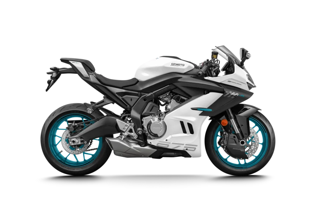 CFMoto s’attaque enfin au Tourist Trophy avec la 675SR-R, une sportive chinoise qui va devoir survivre à la course la plus mythique et la plus impitoyable du monde