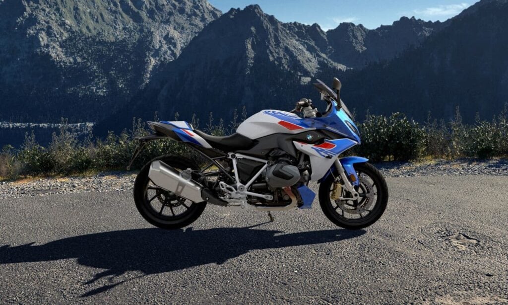 BMW fête les 50 ans de la famille RS, mais derrière cet anniversaire se cache surtout l’histoire d’une lignée qui a changé à jamais l’idée même de la moto sport-GT