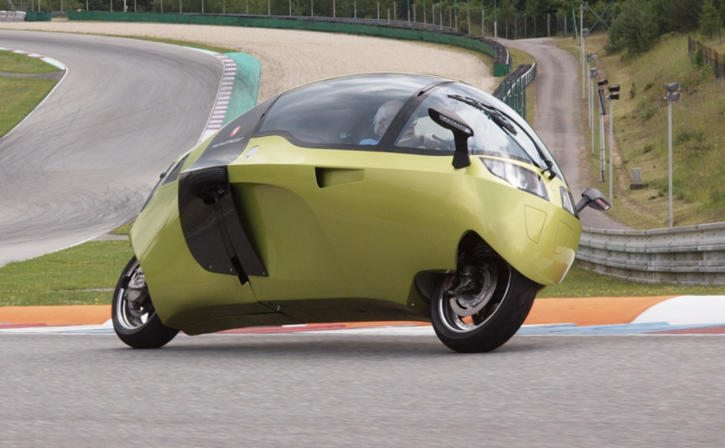 bmw imagine une moto fermée comme une capsule avec huit petites roues pour ne plus tomber à l’arrêt, et c’est sans doute l’idée la plus folle de son histoire récente 4