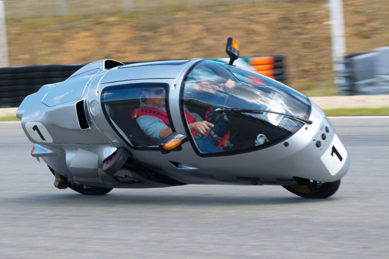 bmw imagine une moto fermée comme une capsule avec huit petites roues pour ne plus tomber à l’arrêt, et c’est sans doute l’idée la plus folle de son histoire récente