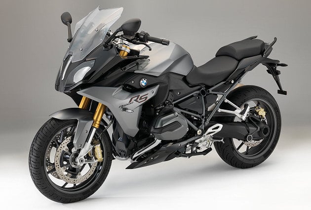 BMW fête les 50 ans de la famille RS, mais derrière cet anniversaire se cache surtout l’histoire d’une lignée qui a changé à jamais l’idée même de la moto sport-GT