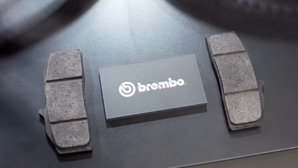 brembo vient d'adapter la technologie de freinage des hypercars sur une moto de série, et le résultat est insensé 12