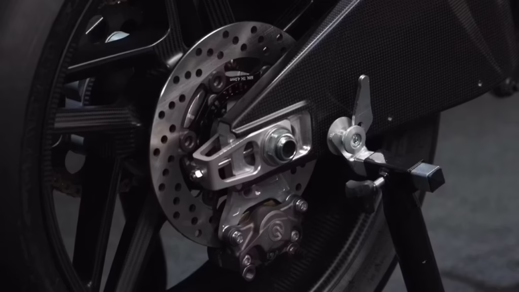 brembo vient d'adapter la technologie de freinage des hypercars sur une moto de série, et le résultat est insensé 13