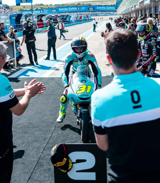 Máximo Quiles s’envole déjà vers le titre en Moto3, pendant que David Muñoz réussit à Jerez un retour presque inimaginable avec un podium après des mois d’enfer